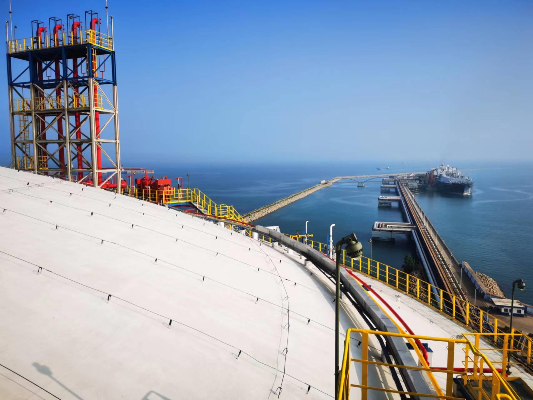 LNG tank top worksite
