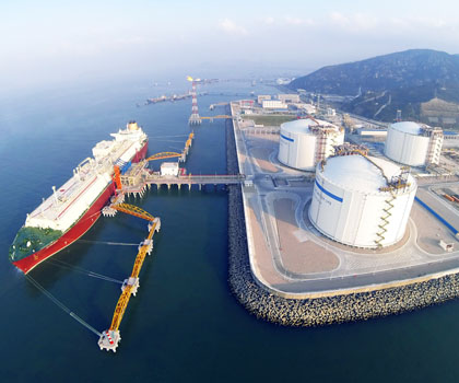 LNG terminal storage tanks